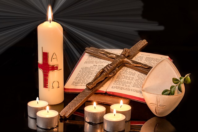 Kerze Gebetbuch Kreuz